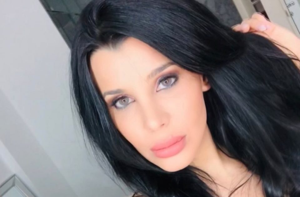 Charlotte Caniggia posó desde la cama recién salida de la ducha