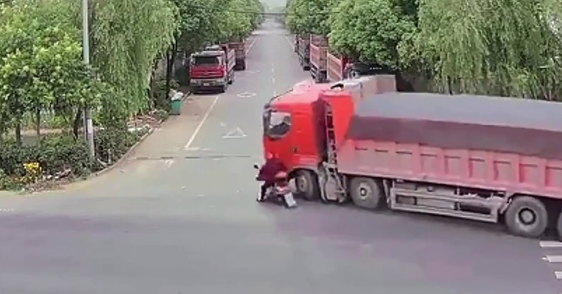 Video: un catastrófico choque de una moto con un camión que casi termina en tragedia