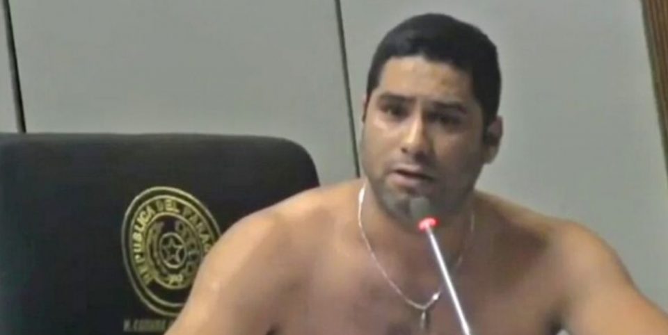 A lo Hulk: un diputado paraguayo se rompió la camisa para pedir la reapertura con Brasil
