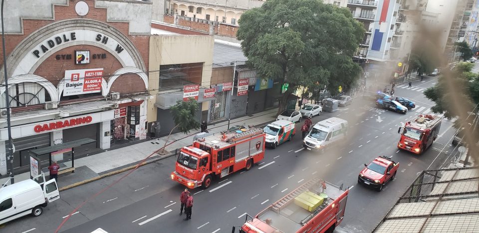 Explotó una perfumería en Villa Crespo: fuerte operativo de rescate