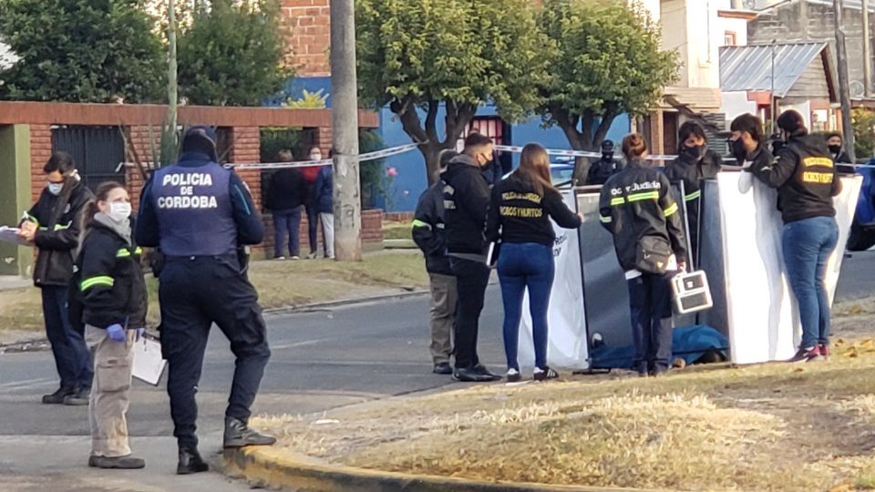 Caminaba a su trabajo y la fusilaron para robarle la mochila