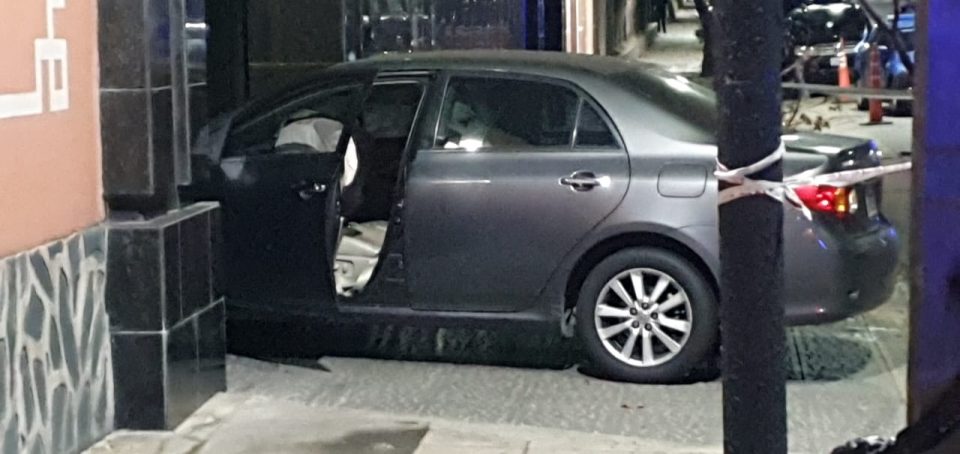 Un hombre chocó contra el portón de la embajada de China y aseguró que tenía explosivos