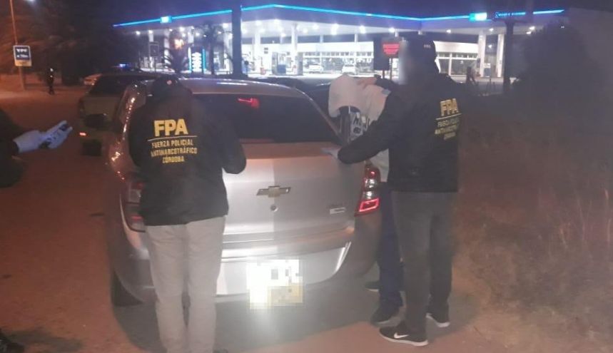 Detuvieron a un taxista que utilizaba su permiso de circulación para vender cocaína