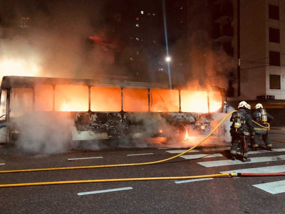 Fuerte explosión de un colectivo en Almagro: investigan las causas
