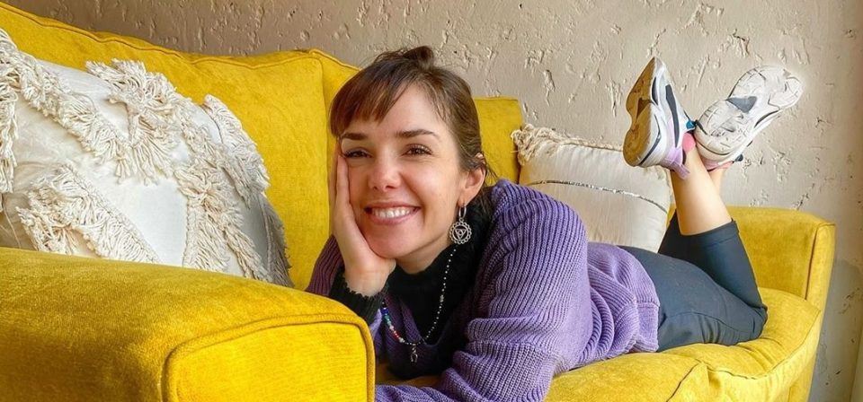 Julieta Nair Calvo se mostró postrada en ropa interior sobre el suelo: “Una posición súper práctica”