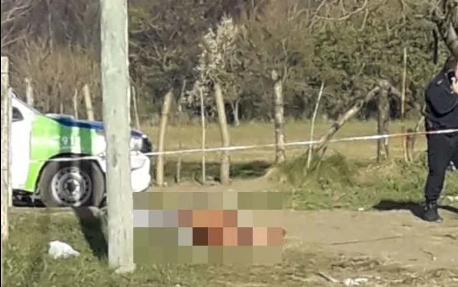 Encontraron un cuerpo semidesnudo envuelto en una frazada: tenía barbijo y medias