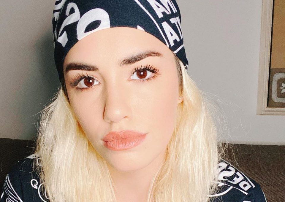 El look veraniego de Lali Espósito fue una obra de arte (literal): “Si te dejas atrapar”