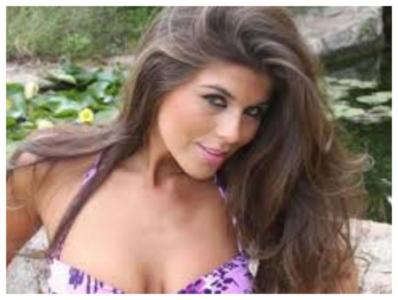 Loly Antoniale y una postal veraniega (en bikini) en pleno otoño:  “Me creo sexy”