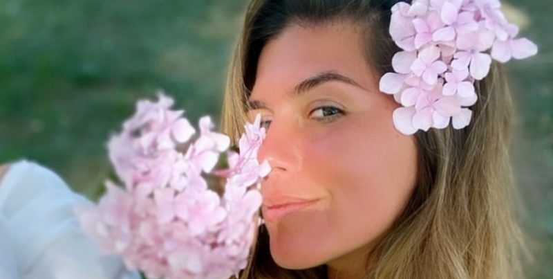 Relajada y en bikini (amarillo furioso), Loly Antoniale enamoró a los usuarios: “Dulce”