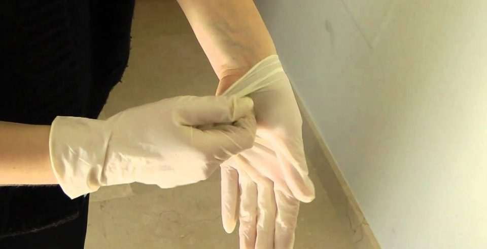 Un médico mostró cómo quedan sus manos tras usar guantes de protección durante 10 horas