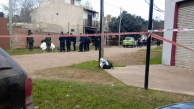 Una policía mató a un joven que la quiso atacar con una tijera