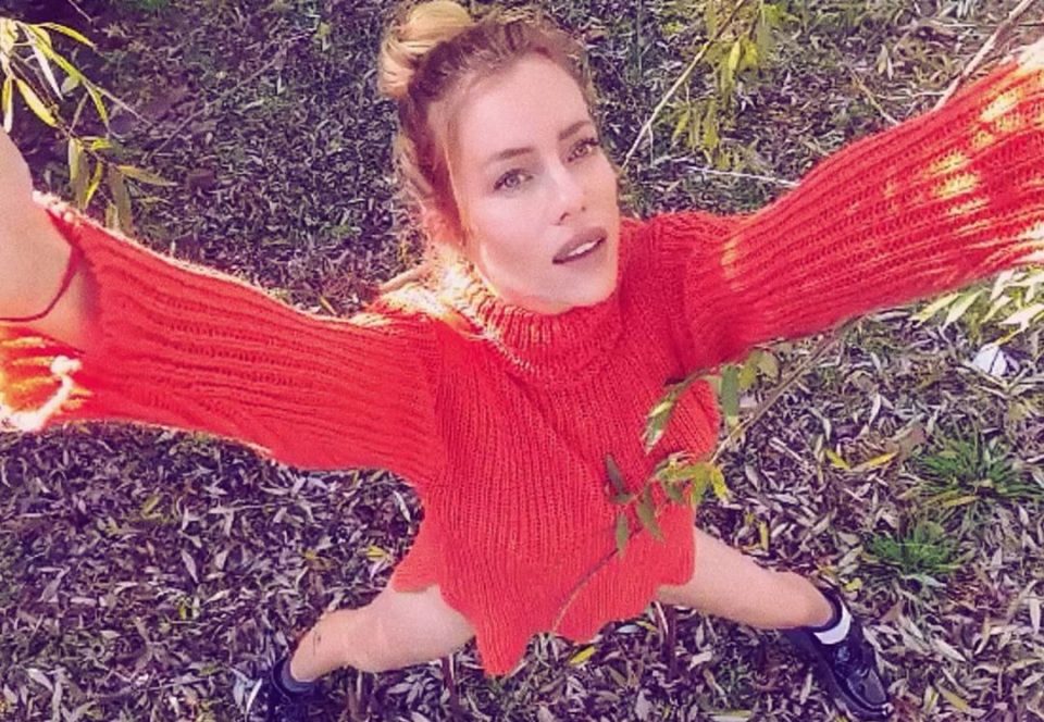 Nicole Neumann apostó por un vestido metalizado (al cuerpo) y conquistó: “Tu cuerpo no sabe de cuarentenas”