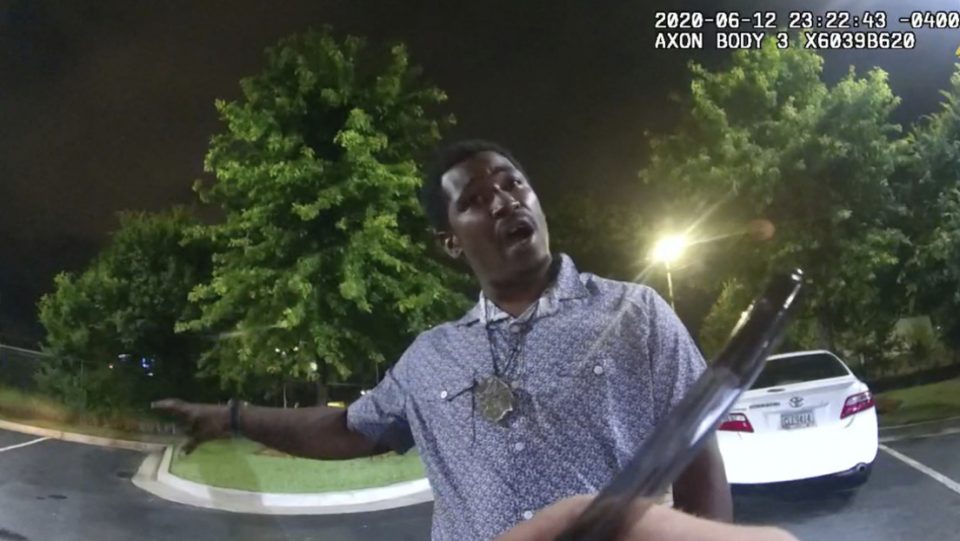 La autopsia del afroamericano abatido por la Policía confirmó que murió tras recibir “dos disparos en la espalda”