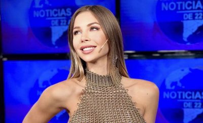 Romina Malaspina lució un vestido negro y botas con alas