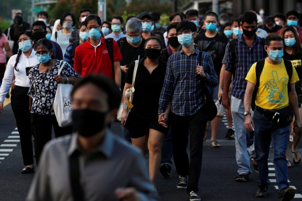 Coronavirus: Singapur evalúa un dispositivo electrónico para monitorear a sus ciudadanos