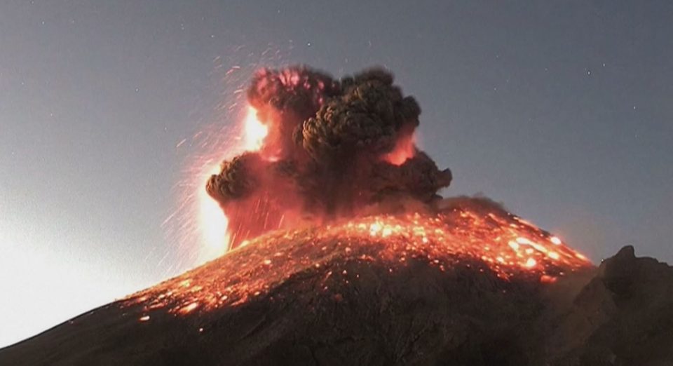Video: un volcán entró en erupción y desencadenó una columna de explosiones