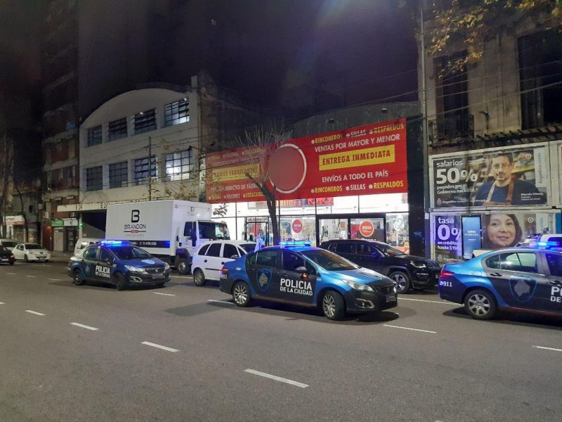 Coronavirus: la policía desbarató una fiesta electrónica en una mueblería con falsa fachada