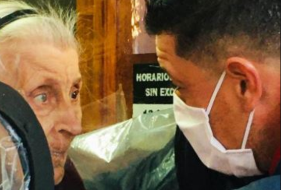 Destrozaron el panel que había creado un geriátrico para que los abuelos abrazaran a sus familiares