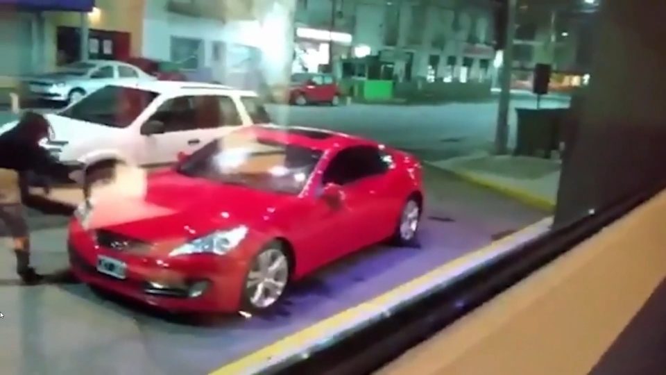 Destruyó a palazos el auto de alta gama de su expareja: “¡Destruiste una familia!”