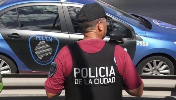 Hallaron a un hombre muerto dentro de un auto en Belgrano