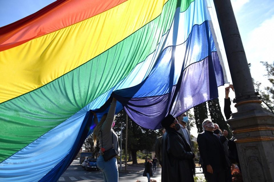 Excombatientes de Malvinas quisieron bajar la bandera LGBT izada en Córdoba