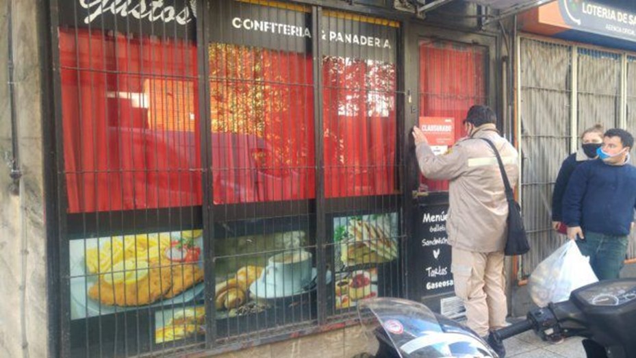 Clausuraron un bar porque había diez personas dentro y ninguna tenía barbijo