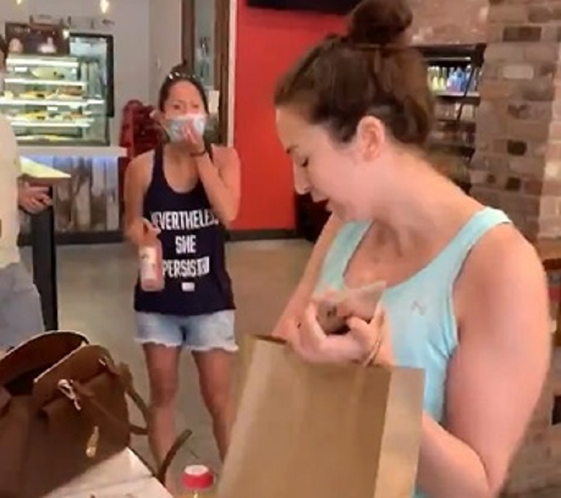 Ingresó sin barbijo a una panadería, una clienta la criticó y le tosió en la cara