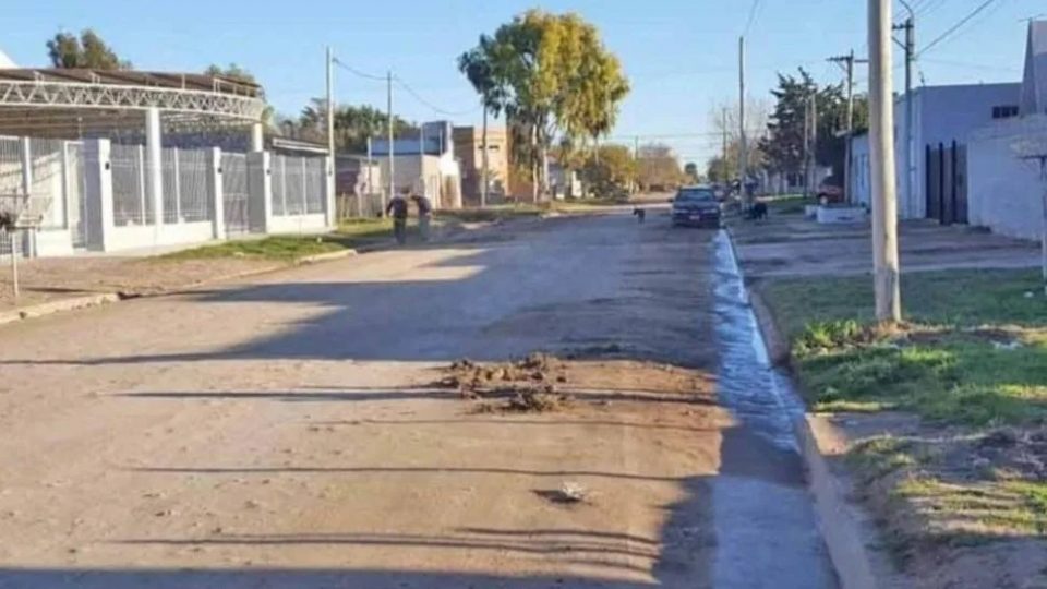 Una mujer torturó al hijo de su vecina porque le manchó la pared con barro