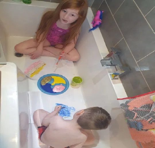 Dejó solos a sus hijos un momento y los niños se “bañaron” con temperas