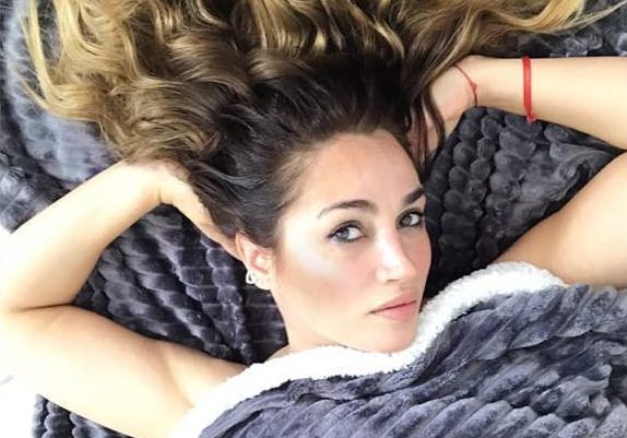 Belén Francese, frente a un ventanal y con short (ínfimo): “Si no suma, que no reste”