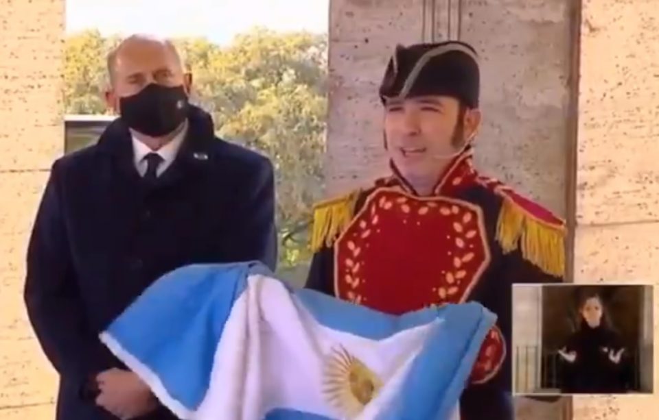 Día de la Bandera: hicieron que Belgrano hablara en lenguaje inclusivo durante el acto oficial