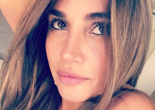 Belén Francese lució un tapado verde (con escote) y calzas engomadas: “Salió el sol”