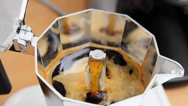 Trucos para limpiar una cafetera estilo italiano paso a paso (y dejarla mejor que nueva)