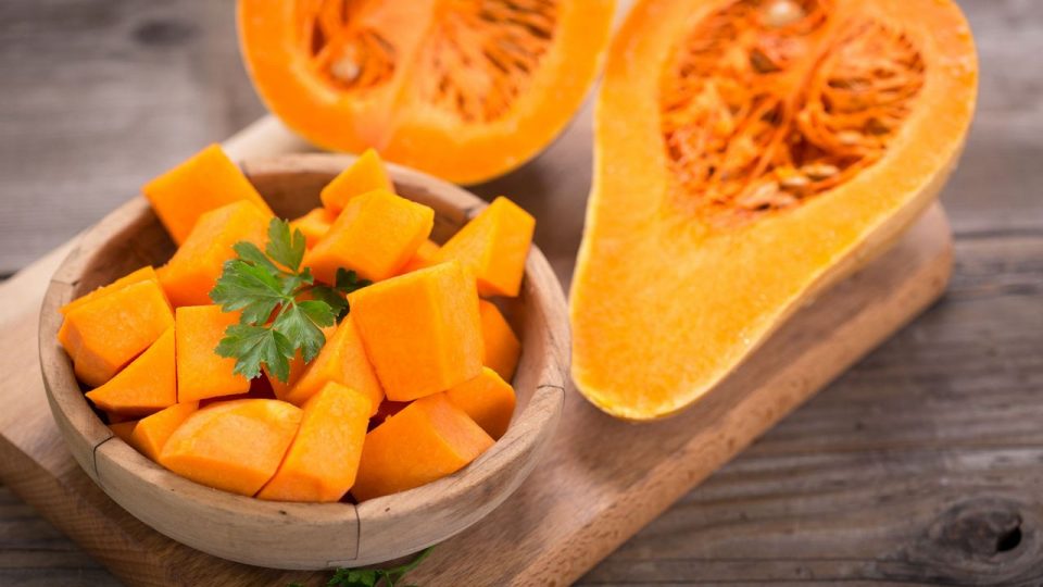 Cómo pelar una calabaza utilizando el microondas (increíblemente práctico y fácil)