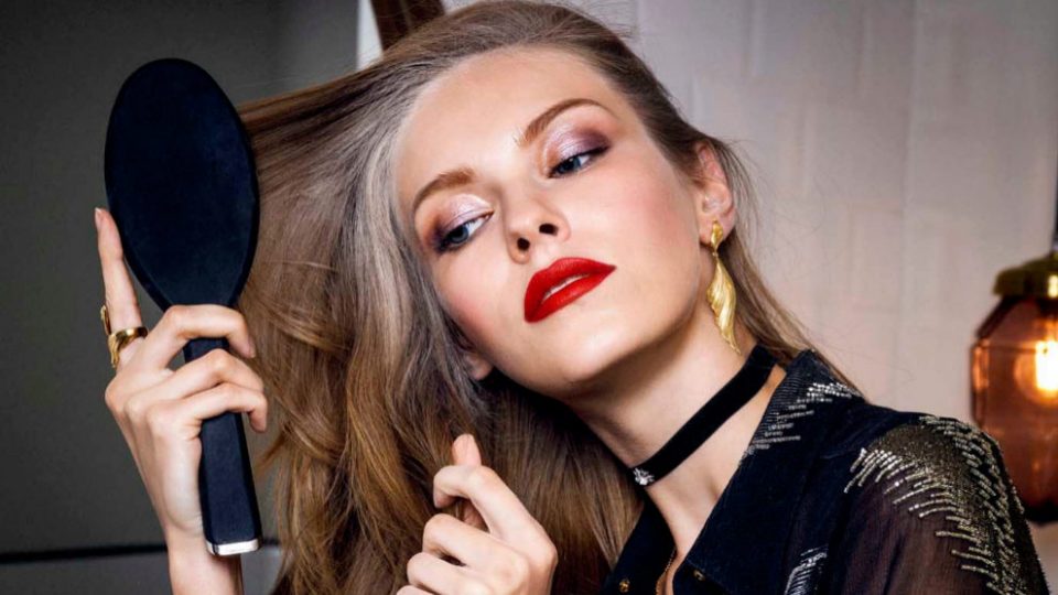 Cómo disimular las raíces y canas sin teñirse el cabello