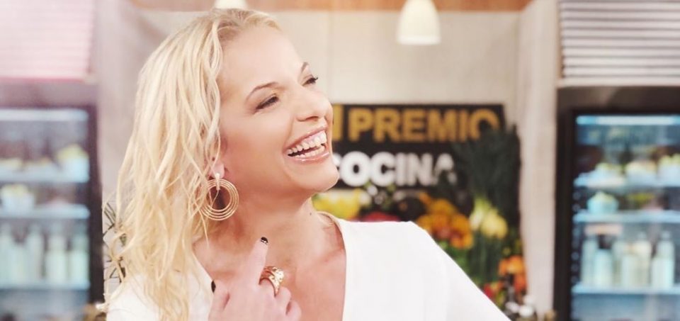 Risueña y de saco “salpicado”, así lució Carina Zampini en “El Gran Premio de la Cocina”