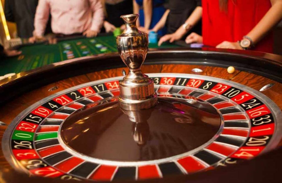 Encerró a su nieto en el auto para jugar en el casino y murió asfixiado: fue condenada