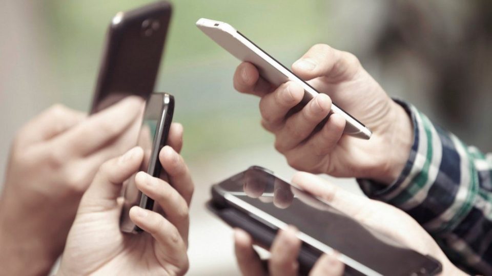 El misterio de la “materia oscura microbiana” que vive en los celulares