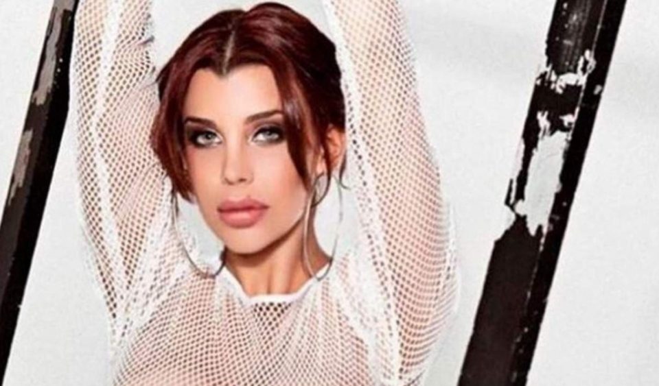 Charlotte Caniggia posó con plumas verdes (y amplio escote) después de bañarse: “Pasión por los espejos”