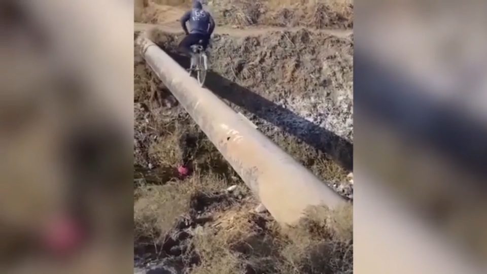 Hizo una apuesta, pasó con su bicicleta sobre una cloaca y cayó en aguas residuales