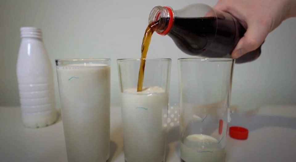 Video: mezclaron leche con gaseosa para desencadenar una (impresionante) reacción química