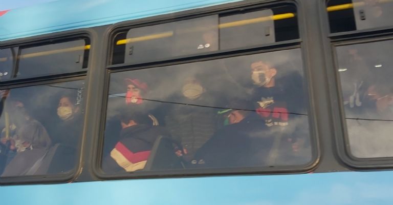 En medio de la cuarentena captan a un colectivo repleto de gente violando el distanciamiento social