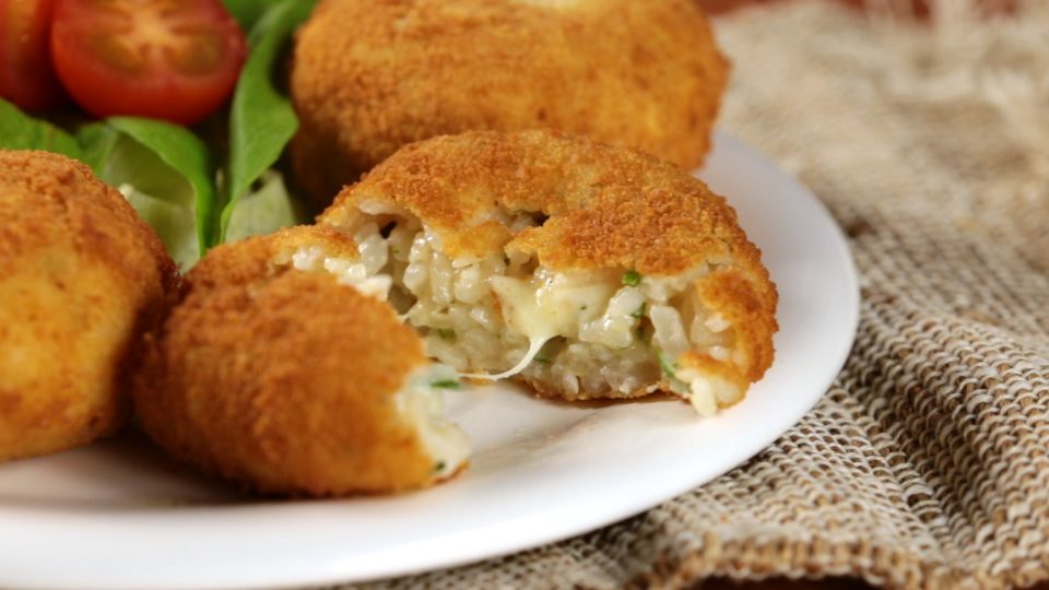 Croquetas de arroz y queso: una opción rápida y súper económica para los días de frío