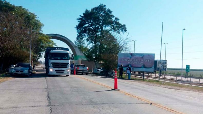 Taxista retenido en Tucumán: la policía le permitió ingresar y luego no lo dejaron salir