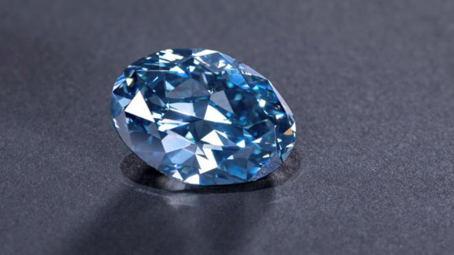 Fue a un parque y se encontró un gran diamante: “No podía creerlo”