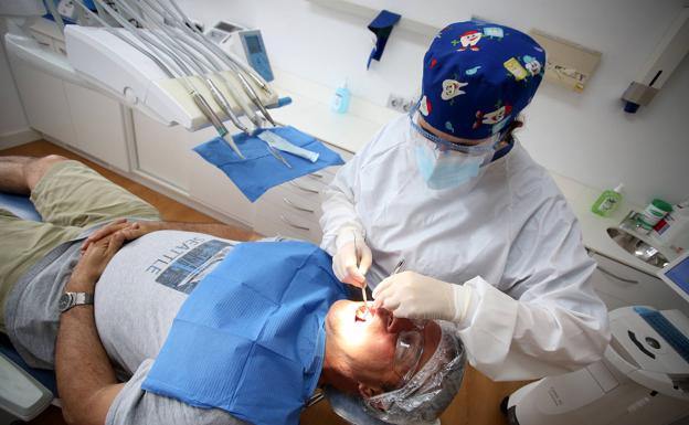 Pagó una fortuna por un tratamiento dental y lo dejaron sin dientes