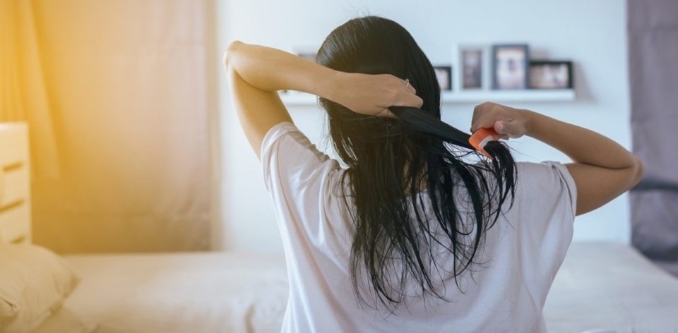 Por qué es malo dormir con el pelo húmedo: afecta la salud más de lo que crees