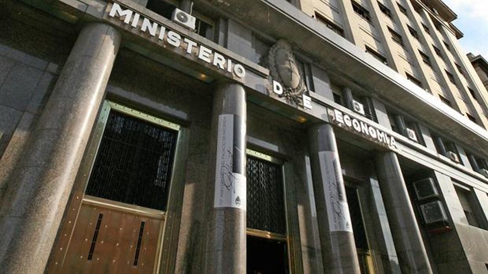 Argentina registró en mayo un déficit fiscal casi 10 veces más alto que hace un año