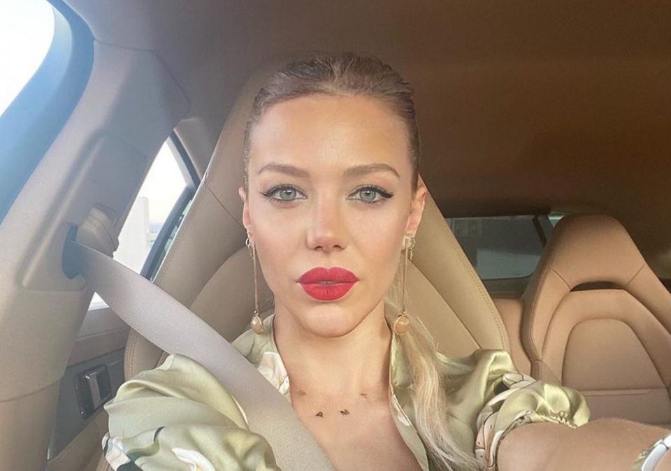 Bikini (diminuto) y mate en mano: Evangelina Anderson brilló en el verano europeo