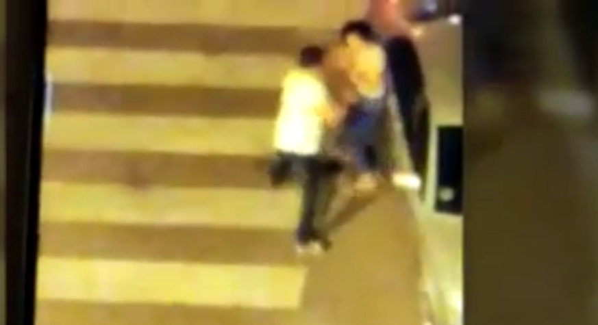 Un hombre golpeó brutalmente a su pareja y la dejó tirada en la calle